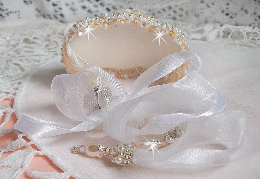 Bracelet Bouquet d'un Jour brod&eacute; avec un cabochon rond couleur Ivoire, fleurs en Lucite entrelac&eacute;es avec des rocailles, toupies en Cristal et Light Peach de qualit&eacute; AB2X &agrave; laquelle s'ajoute des rubans