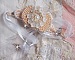 Bracelet Bouquet d'un Jour brod&eacute; avec un cabochon rond couleur Ivoire, fleurs en Lucite entrelac&eacute;es avec des rocailles, toupies en Cristal et Light Peach de qualit&eacute; AB2X &agrave; laquelle s'ajoute des rubans