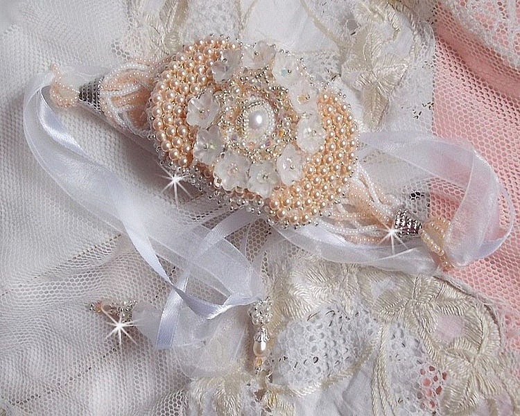 Bracelet Bouquet d'un Jour brod&eacute; avec un cabochon rond couleur Ivoire, fleurs en Lucite entrelac&eacute;es avec des rocailles, toupies en Cristal et Light Peach de qualit&eacute; AB2X &agrave; laquelle s'ajoute des rubans