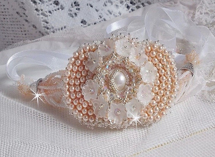Bracelet Bouquet d'un Jour brod&eacute; avec un cabochon rond couleur Ivoire, fleurs en Lucite entrelac&eacute;es avec des rocailles, toupies en Cristal et Light Peach de qualit&eacute; AB2X &agrave; laquelle s'ajoute des rubans
