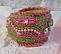 Bracelet Miss Lady manchette brod&eacute; avec des navettes et perles rondes nacr&eacute;es en Cristal avec des rocailles de couleur Rose et Anis, des facettes pour un style Romantique