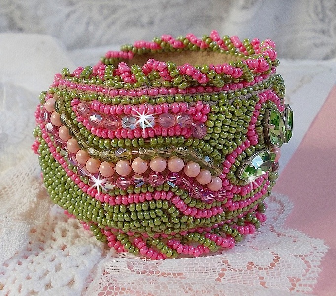 Bracelet Miss Lady manchette brod&eacute; avec des navettes et perles rondes nacr&eacute;es en Cristal avec des rocailles de couleur Rose et Anis, des facettes pour un style Romantique