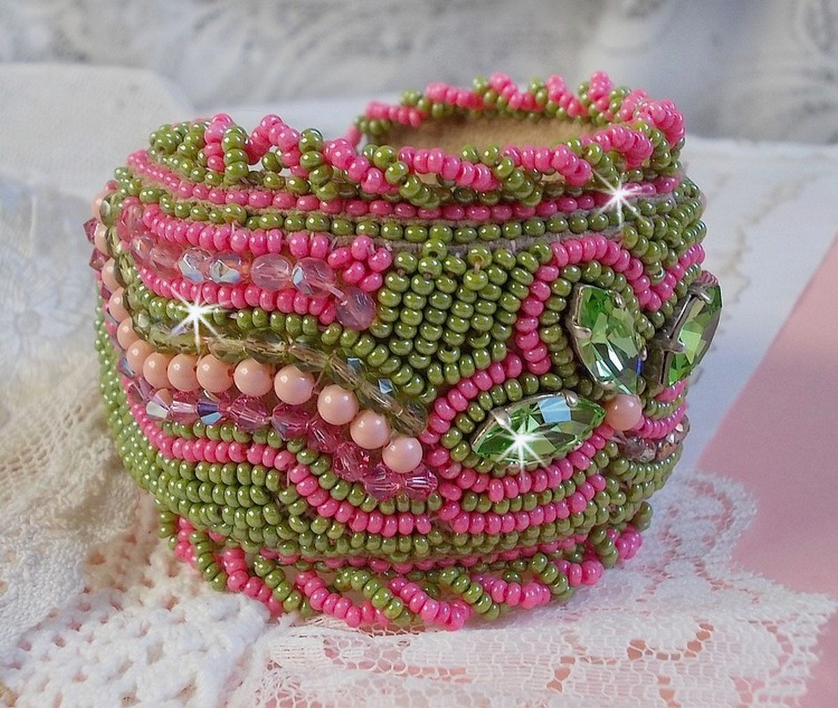 Bracelet Miss Lady manchette brod&eacute; avec des navettes et perles rondes nacr&eacute;es en Cristal avec des rocailles de couleur Rose et Anis, des facettes pour un style Romantique