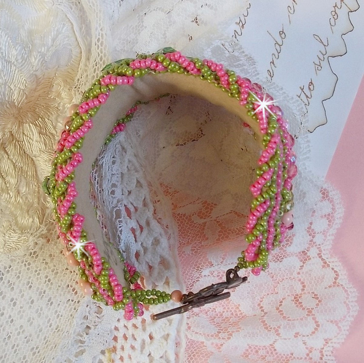 Bracelet Miss Lady manchette brod&eacute; avec des navettes et perles rondes nacr&eacute;es en Cristal avec des rocailles de couleur Rose et Anis, des facettes pour un style Romantique