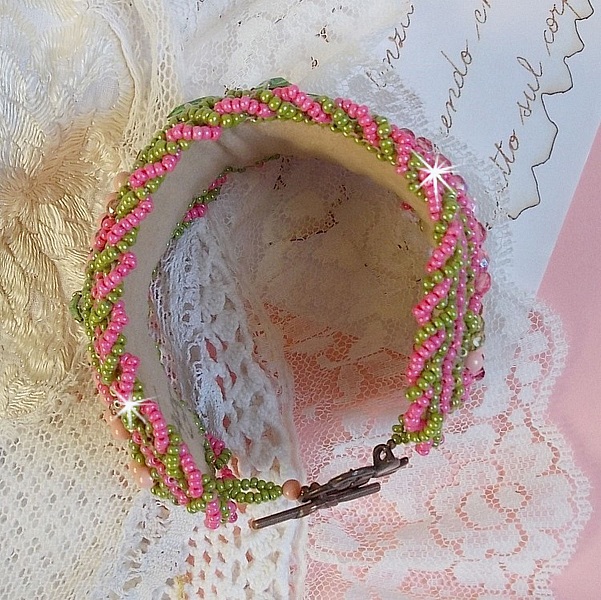 Bracelet Miss Lady manchette brod&eacute; avec des navettes et perles rondes nacr&eacute;es en Cristal avec des rocailles de couleur Rose et Anis, des facettes pour un style Romantique