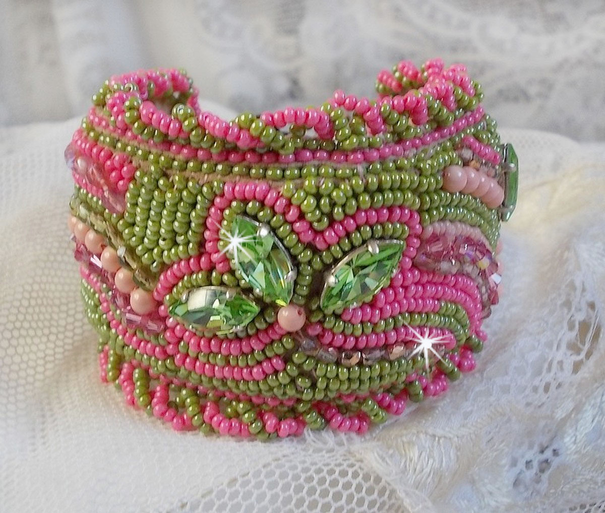 Bracelet Miss Lady manchette brod&eacute; avec des navettes et perles rondes nacr&eacute;es en Cristal avec des rocailles de couleur Rose et Anis, des facettes pour un style Romantique