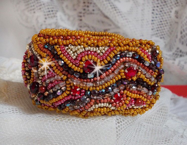 Bracelet Jaspe Rouge manchette brod&eacute; avec un cabochon Jaspe Rouge, des Cristaux de Swarovski et des rocailles