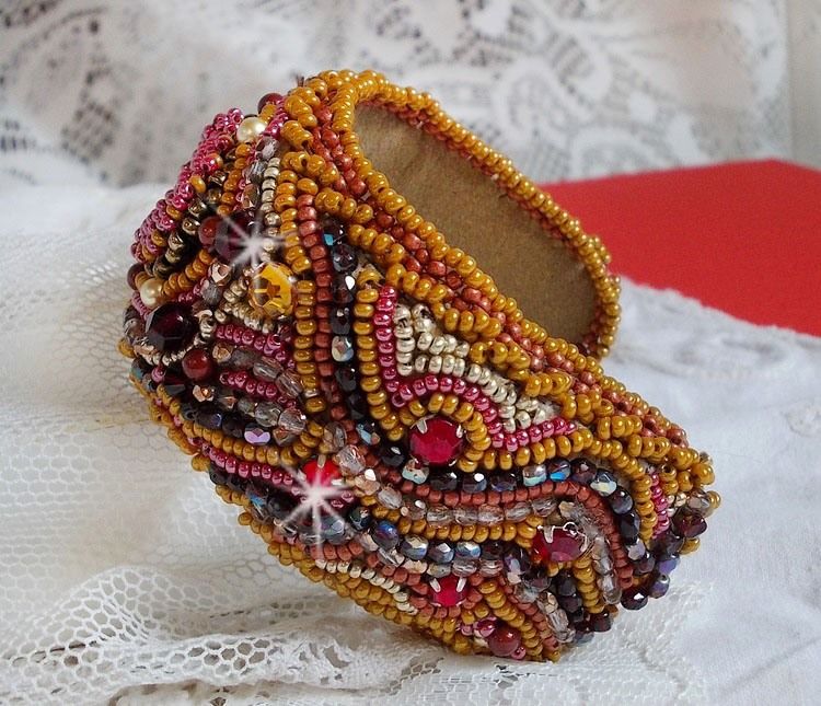 Bracelet Jaspe Rouge manchette brod&eacute; avec un cabochon Jaspe Rouge, des Cristaux de Swarovski et des rocailles