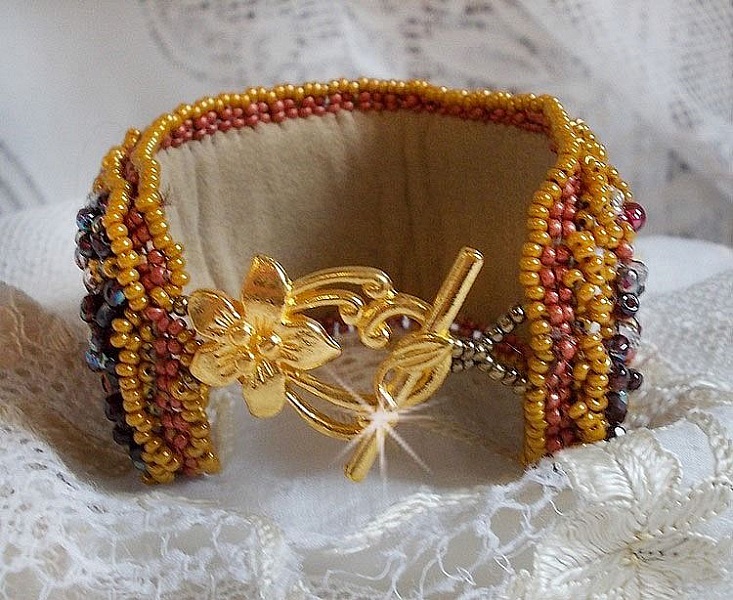 Bracelet Jaspe Rouge manchette brod&eacute; avec un cabochon Jaspe Rouge, des Cristaux de Swarovski et des rocailles