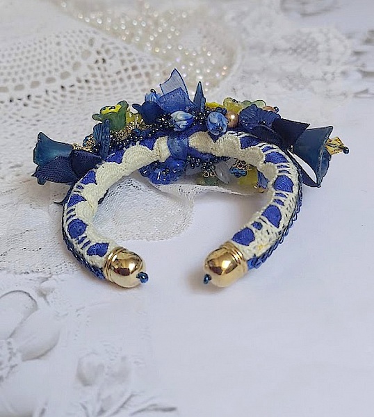 Bracelet Cara Royal Soleil brod&eacute; avec dentelle, sequins, fleurs peintes &agrave; la main, rondes et perles Cristal Swarovski
