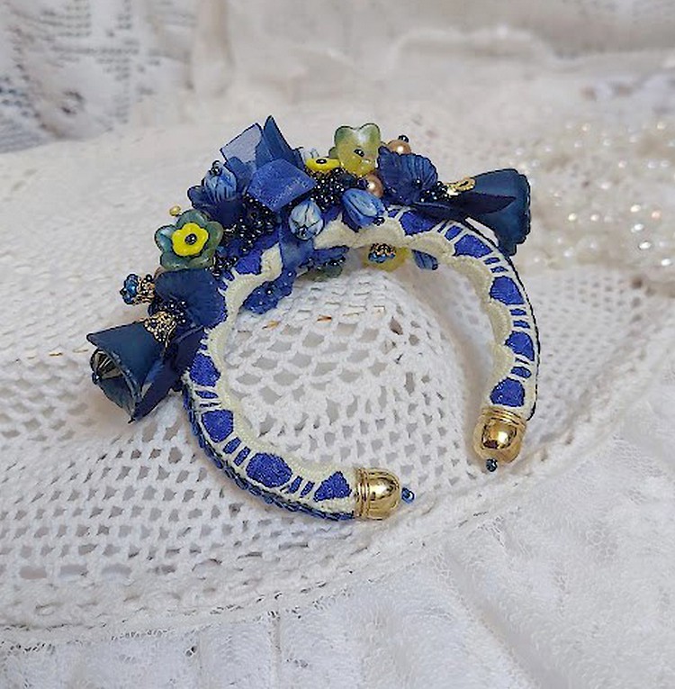 Bracelet Cara Royal Soleil brod&eacute; avec dentelle, sequins, fleurs peintes &agrave; la main, rondes et perles Cristal Swarovski