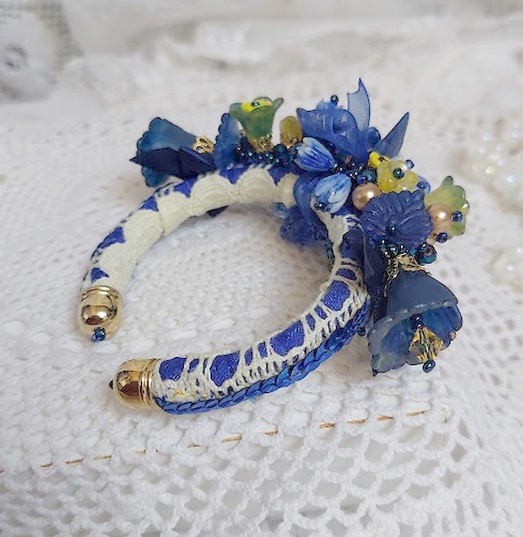 Bracelet Cara Royal Soleil brod&eacute; avec dentelle, sequins, fleurs peintes &agrave; la main, rondes et perles Cristal Swarovski