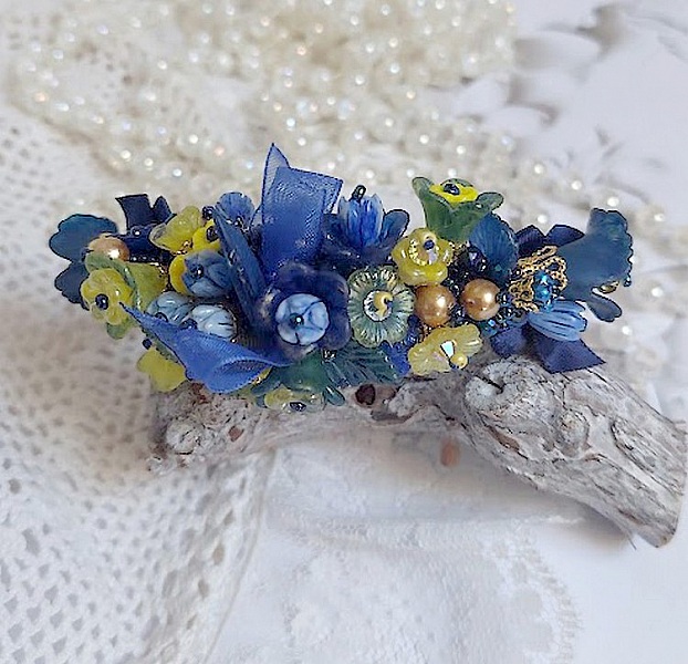 Bracelet Cara Royal Soleil brod&eacute; avec dentelle, sequins, fleurs peintes &agrave; la main, rondes et perles Cristal Swarovski