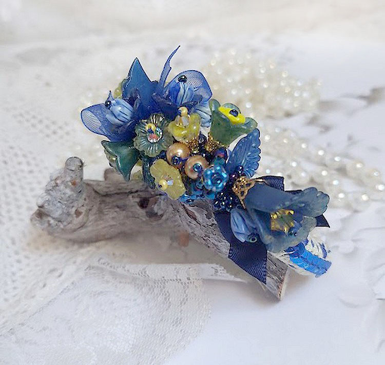 Bracelet Cara Royal Soleil brod&eacute; avec dentelle, sequins, fleurs peintes &agrave; la main, rondes et perles Cristal Swarovski