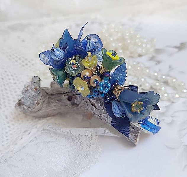 Bracelet Cara Royal Soleil brod&eacute; avec dentelle, sequins, fleurs peintes &agrave; la main, rondes et perles Cristal Swarovski