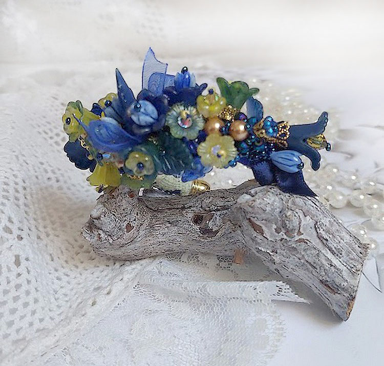 Bracelet Cara Royal Soleil brod&eacute; avec dentelle, sequins, fleurs peintes &agrave; la main, rondes et perles Cristal Swarovski