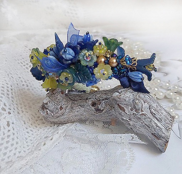 Bracelet Cara Royal Soleil brod&eacute; avec dentelle, sequins, fleurs peintes &agrave; la main, rondes et perles Cristal Swarovski