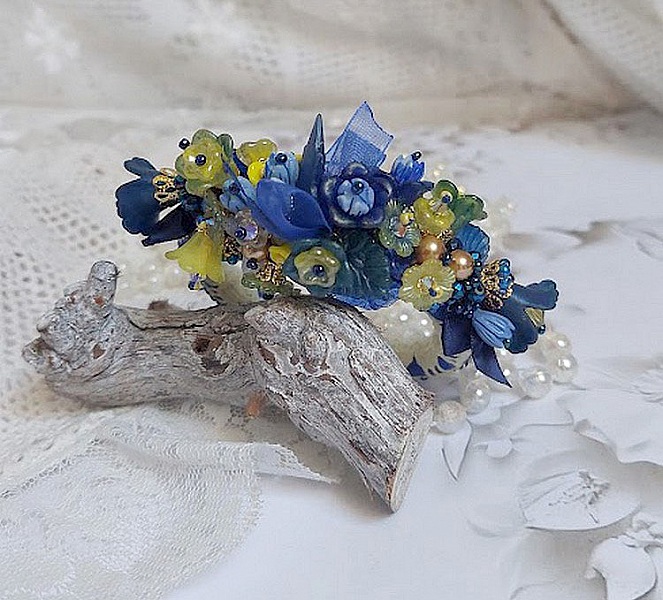 Bracelet Cara Royal Soleil brod&eacute; avec dentelle, sequins, fleurs peintes &agrave; la main, rondes et perles Cristal Swarovski
