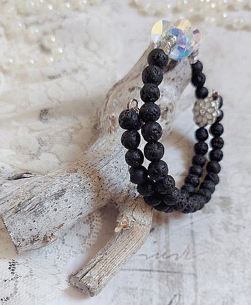 Bracelet Couronne Noire avec pierres de lave, pendentifs cristal de Swarovski et perles tubes m&eacute;tal