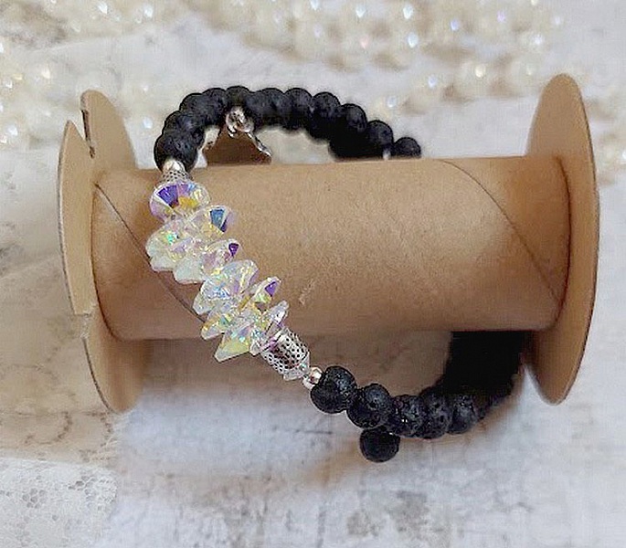 Bracelet Couronne Noire avec pierres de lave, pendentifs cristal de Swarovski et perles tubes m&eacute;tal