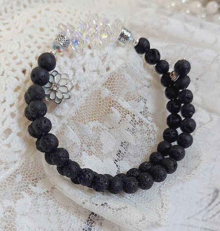 Bracelet Couronne Noire avec pierres de lave, pendentifs cristal de Swarovski et perles tubes m&eacute;tal