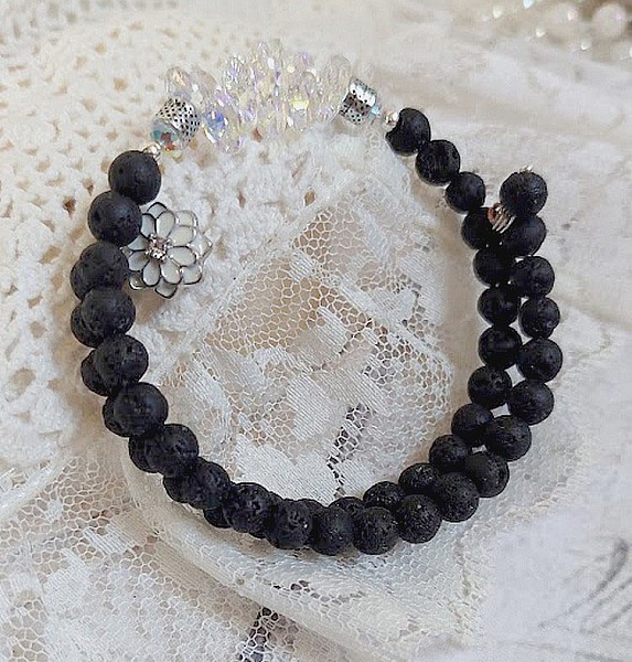Bracelet Couronne Noire avec pierres de lave, pendentifs cristal de Swarovski et perles tubes m&eacute;tal