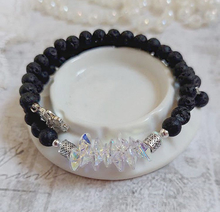 Bracelet Couronne Noire avec pierres de lave, pendentifs cristal de Swarovski et perles tubes m&eacute;tal