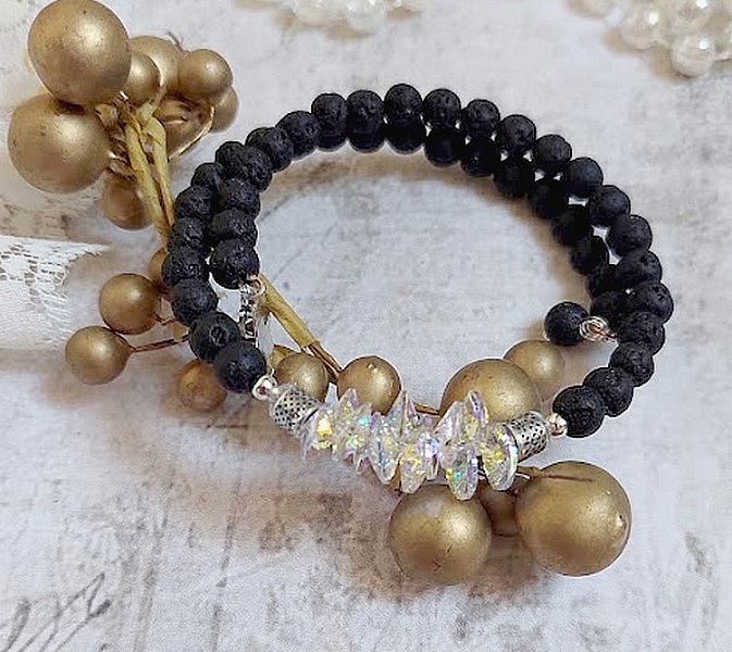 Bracelet Couronne Noire avec pierres de lave, pendentifs cristal de Swarovski et perles tubes m&eacute;tal
