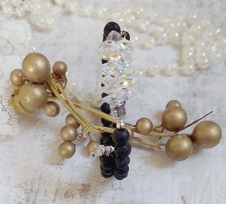 Bracelet Couronne Noire avec pierres de lave, pendentifs cristal de Swarovski et perles tubes m&eacute;tal