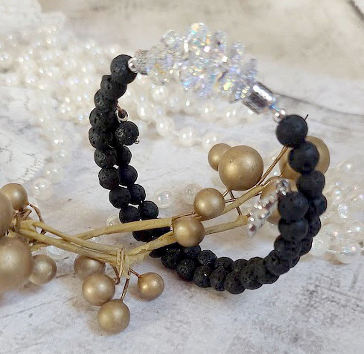 Bracelet Couronne Noire avec pierres de lave, pendentifs cristal de Swarovski et perles tubes m&eacute;tal