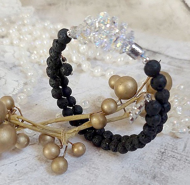Bracelet Couronne Noire avec pierres de lave, pendentifs cristal de Swarovski et perles tubes m&eacute;tal