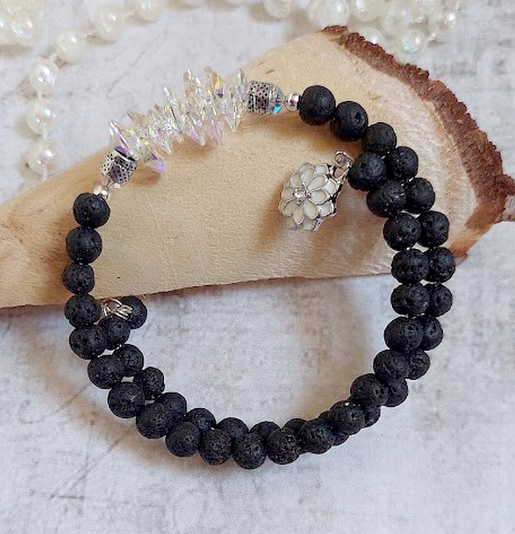 Bracelet Couronne Noire avec pierres de lave, pendentifs cristal de Swarovski et perles tubes m&eacute;tal