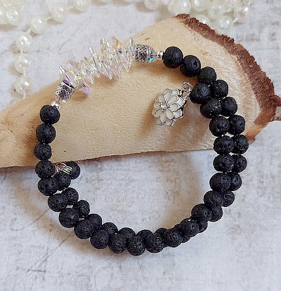 Bracelet Couronne Noire avec pierres de lave, pendentifs cristal de Swarovski et perles tubes m&eacute;tal