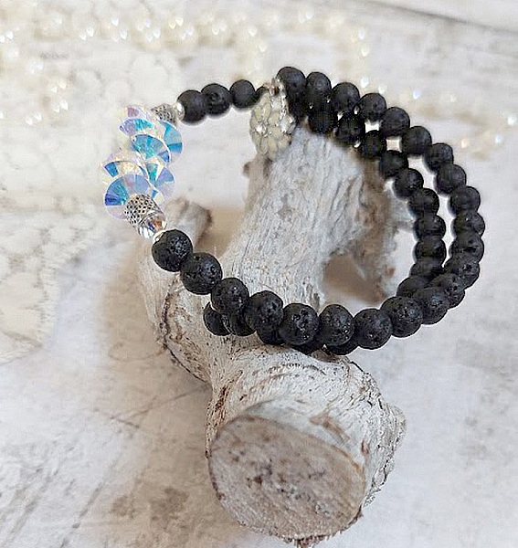 Bracelet Couronne Noire avec pierres de lave, pendentifs cristal de Swarovski et perles tubes m&eacute;tal
