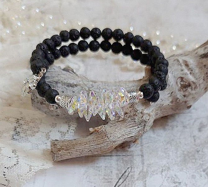 Bracelet Couronne Noire avec pierres de lave, pendentifs cristal de Swarovski et perles tubes m&eacute;tal