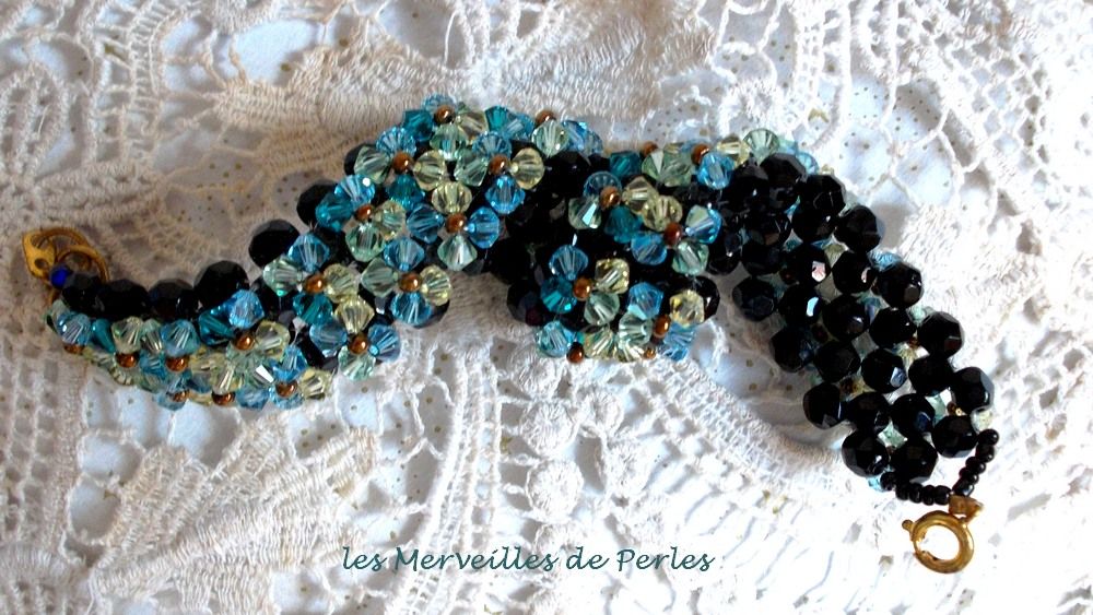 Bracelet artisanal en cristaux Swarovski noirs et bleus scintillants.