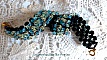 Bracelet artisanal en cristaux Swarovski noirs et bleus scintillants.