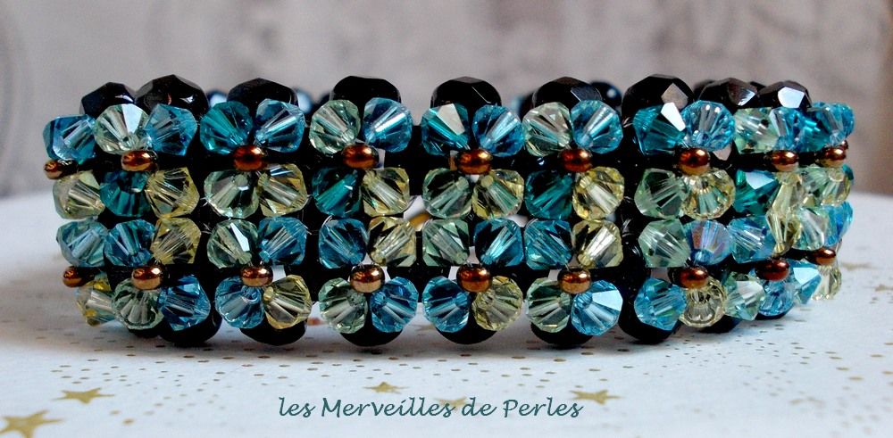 Bracelet artisanal en cristaux Swarovski bleus et facettes noires.