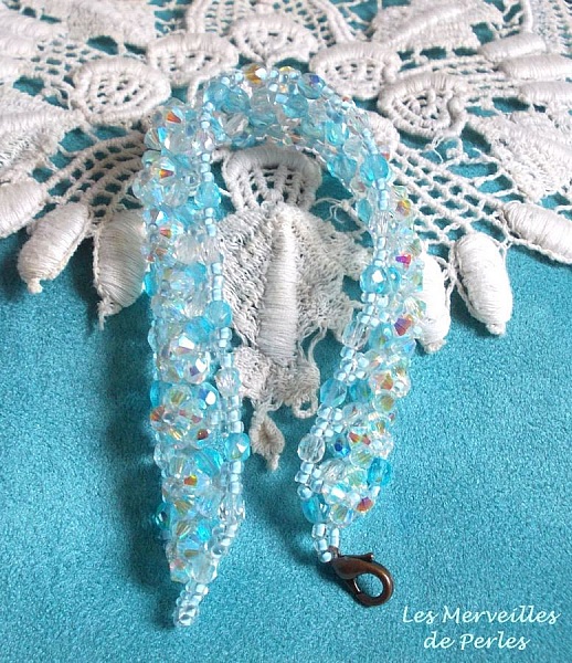 Bracelet artisanal en cristal Swarovski bleu avec perles facettées.