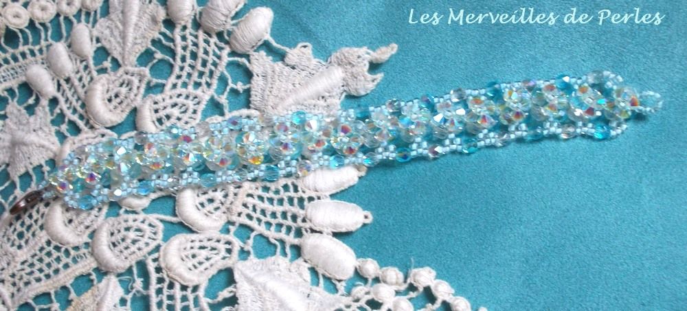 Bracelet artisanal en cristal Swarovski bleu avec perles scintillantes.
