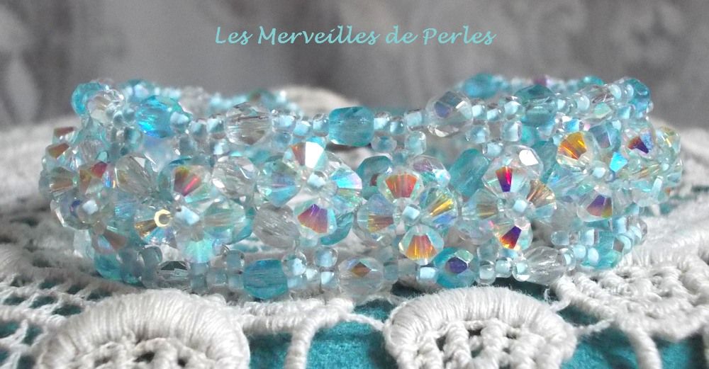 Bracelet artisanal en cristal Swarovski bleu à facettes scintillantes.