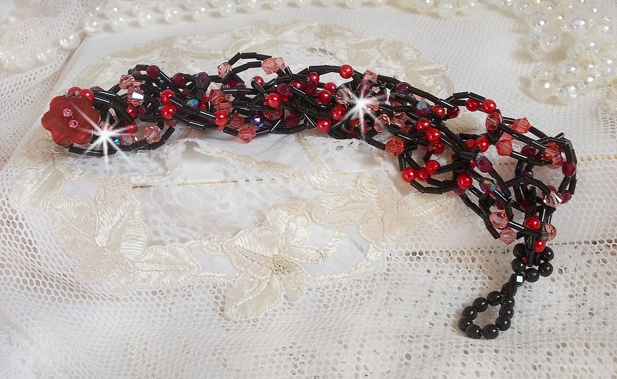 Bracelet Feeling avec des rocailles tubes, des perles en nacre et des toupies en crystal de Swarovski