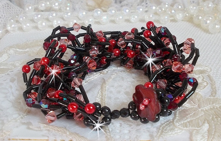 Bracelet Feeling avec des rocailles tubes, des perles en nacre et des toupies en crystal de Swarovski