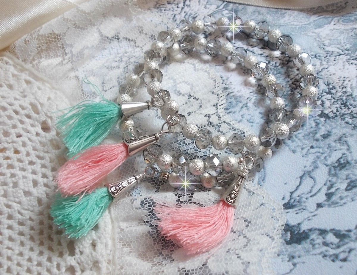 Bracelets Cristalline Eclat avec doubles bracelets aux perles Stardust Argent&eacute;es effet paillet&eacute;, perles rondes facett&eacute;es en verre et pompons couleur Rose et Menthe pour un style contemporain