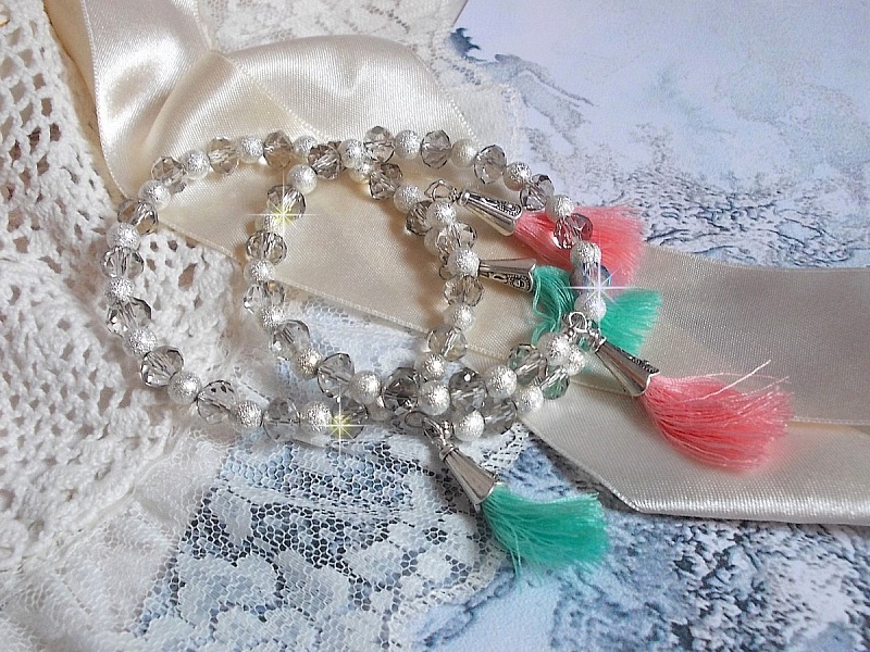 Bracelets Cristalline Eclat avec doubles bracelets aux perles Stardust Argent&eacute;es effet paillet&eacute;, perles rondes facett&eacute;es en verre et pompons couleur Rose et Menthe pour un style contemporain
