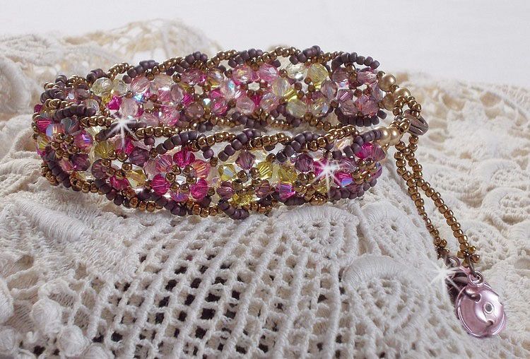 Bracelet Crystal Mjestic avec des toupies en crystal de Swarovski, rocailles et perles de boh&ecirc;me;
