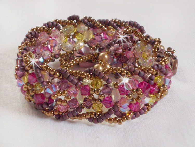 Bracelet Crystal Mjestic avec des toupies en crystal de Swarovski, rocailles et perles de boh&ecirc;me;
