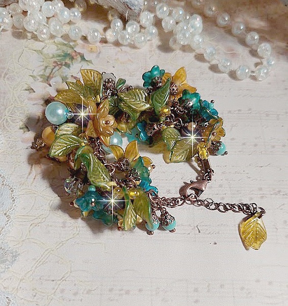 Bracelet Cézanne fleuri avec perles colorées et fermoir mousqueton.