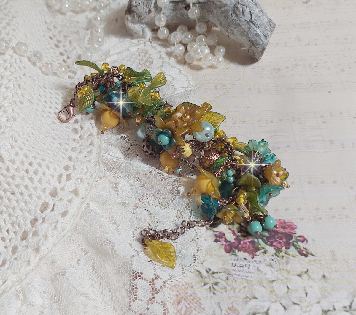 Bracelet Cézanne fleuri avec perles colorées et fermoir mousqueton.
