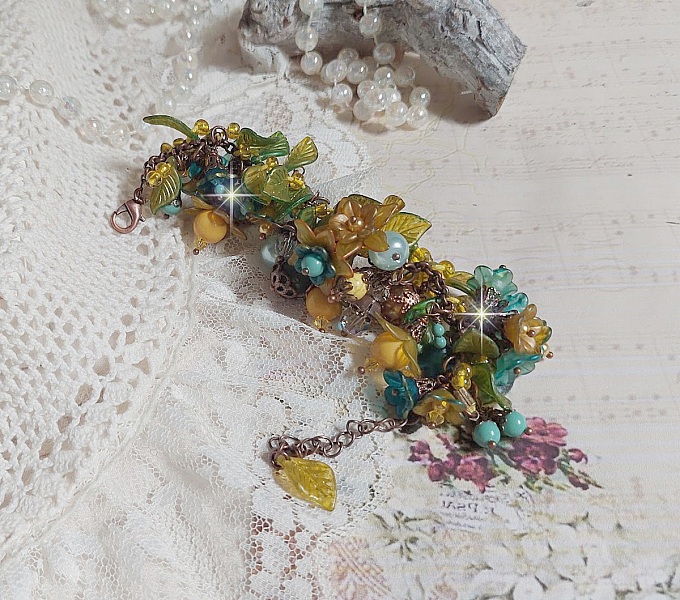 Bracelet Cézanne fleuri avec perles colorées et fermoir mousqueton.